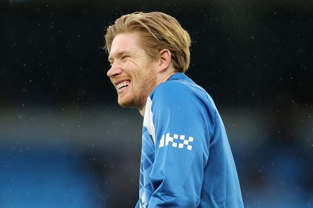 Kevin De Bruyne warms up before a Man City match