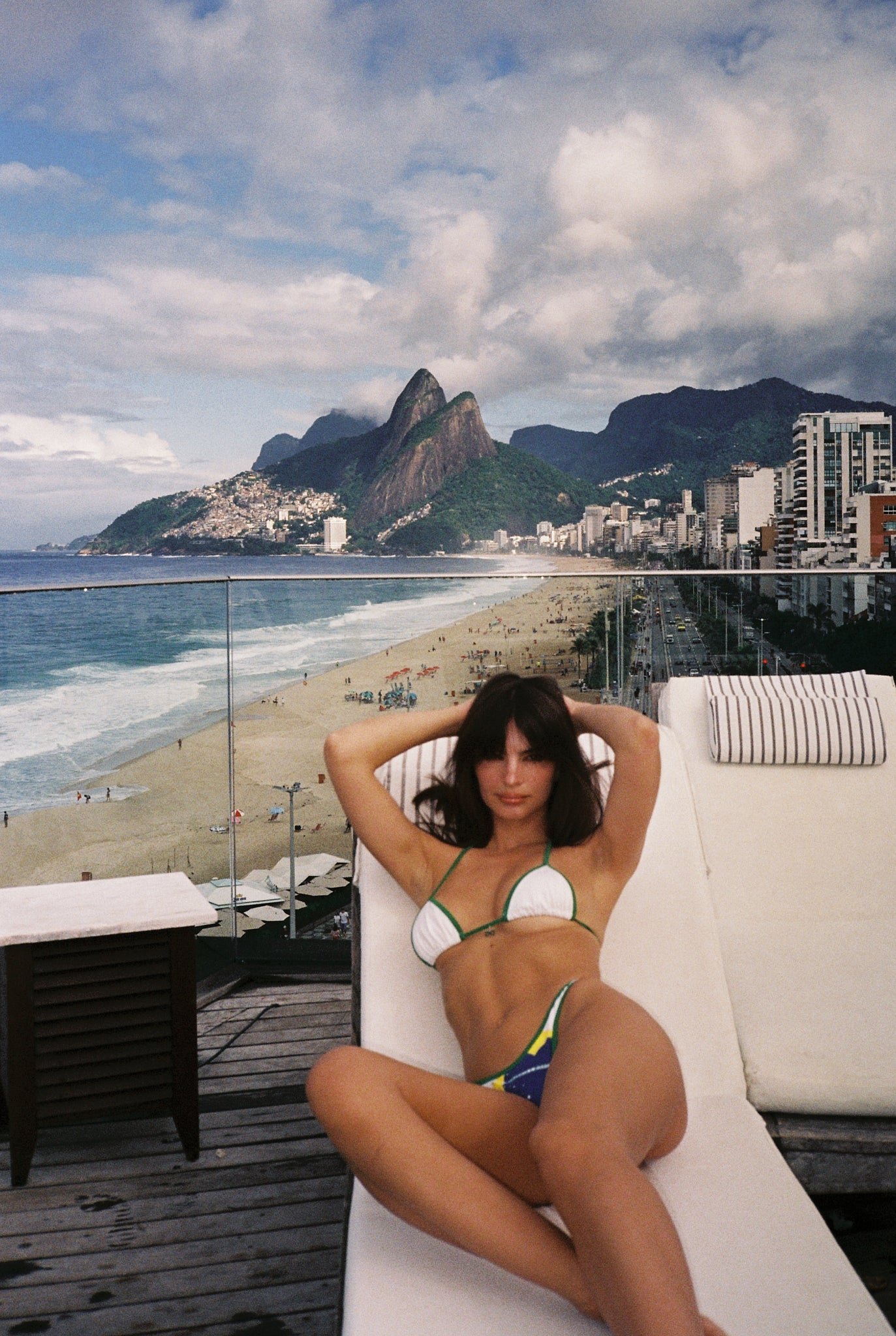 Emily Ratajkowski y su línea de micro bikini | foto - Panorámica