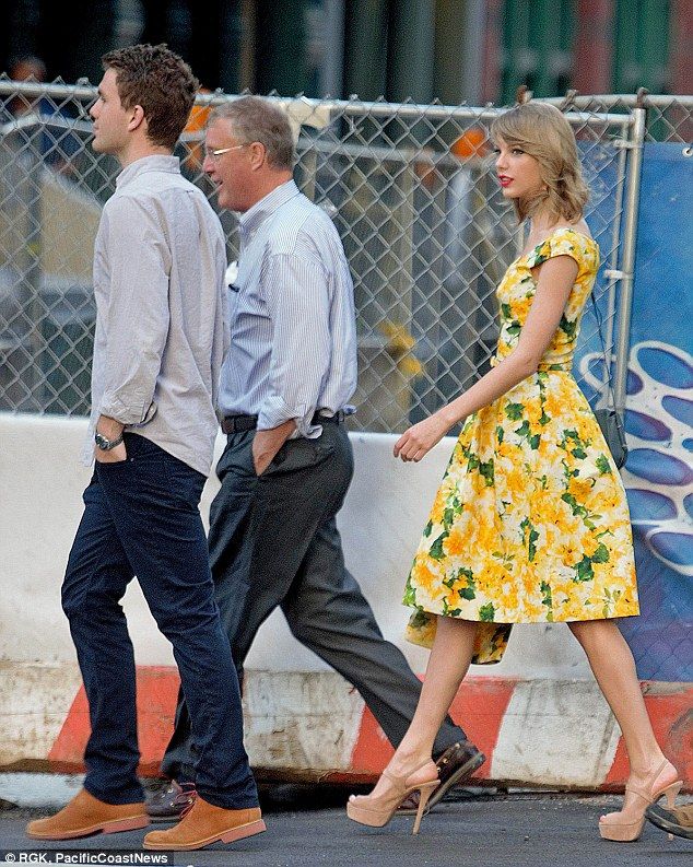 Taylor Swift and brother Austin take their dad out on Father's Day | Taylor  swift brother, Taylor swift street style, Taylor