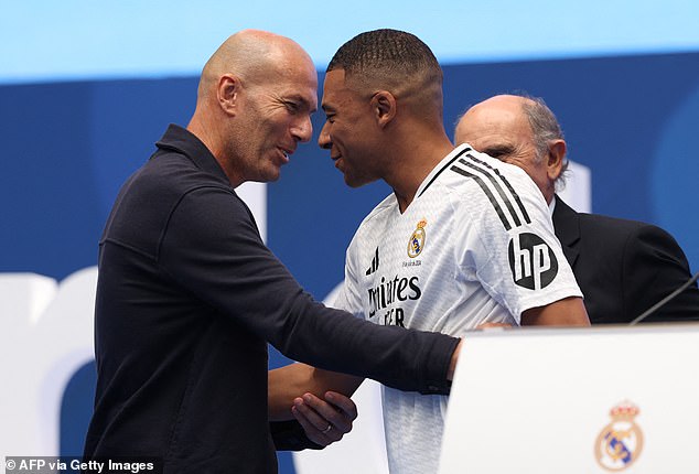 Zidane abrazó a Mbappé mientras subía al pedestal para dirigirse a sus nuevos seguidores