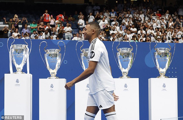 Pasó junto a los 14 trofeos de la Liga de Campeones del Real Madrid mientras subía al escenario para hablar.