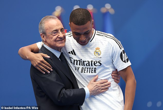 El presidente Pérez se mostró encantado de haber traído finalmente a Mbappé al Real Madrid