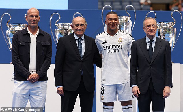 También se fotografió con Zinedine Zidane, el presidente del club Florentino Pérez y el presidente de honor y leyenda del club José Martínez Pirri (derecha)