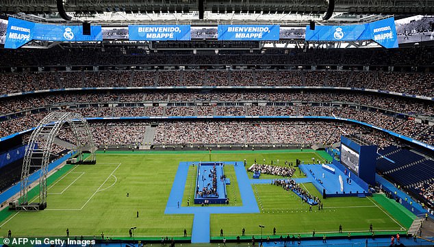 Alrededor de 80.000 aficionados han acudido al Santiago Bernabéu para presenciar su presentación