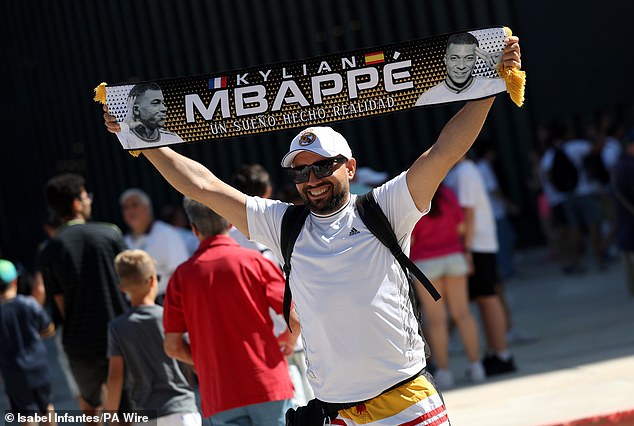 Los aficionados estaban encantados de llevarse su trocito de historia y comprar su primer recuerdo de Mbappé en el club.