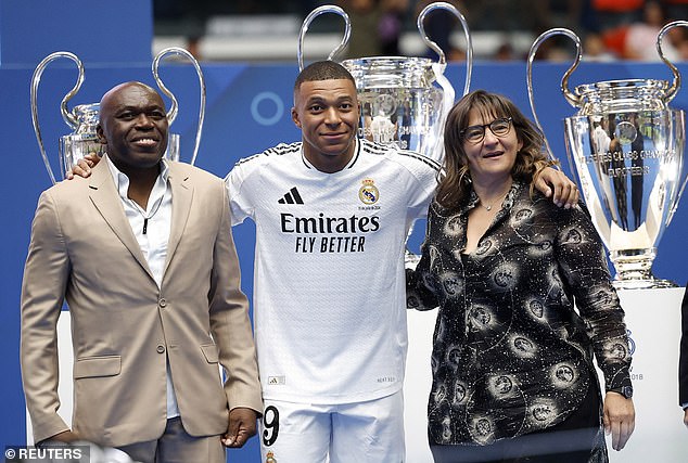 Mbappé se fotografió con sus padres: su padre Wilfried Mbappé y su madre Fayza Lamari