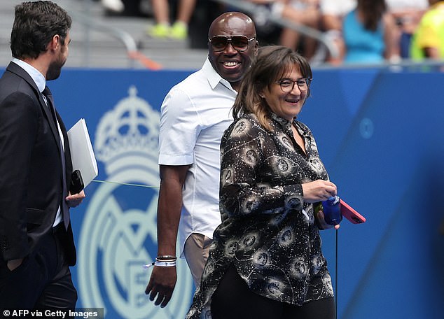 Los padres de Mbappé, Fayza Lamari (derecha) y Wilfrid Mbappé (izquierda), salieron al campo frente a los fanáticos.