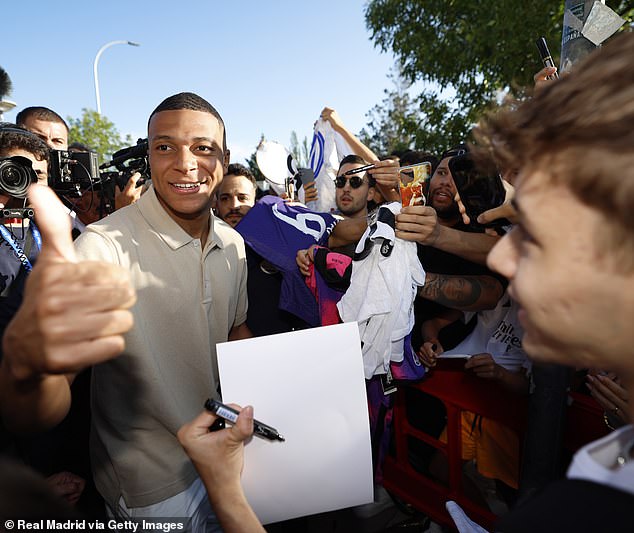 Una multitud de seguidores saludó a Mbappé fuera del campo para intentar conseguir fotos y autógrafos.