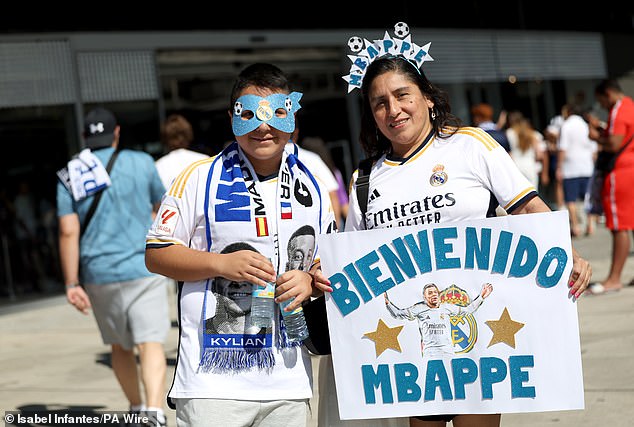 Alrededor de 80.000 aficionados estuvieron presentes en el interior del estadio para dar la bienvenida a uno de los mejores jugadores del mundo.