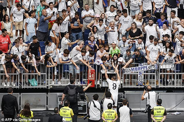 La multitud se volvió loca cuando Mbappé caminó por el campo y saludó a los fanáticos en el costado.