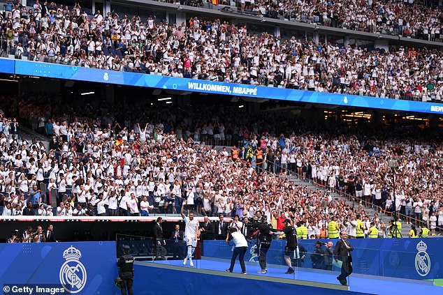 El estadio estaba repleto y los aficionados dieron una cálida bienvenida a Mbappé cuando apareció.