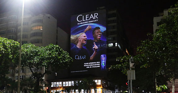 Clear công bố Vini Jr. và Haaland là đại sứ thương hiệu tại các buổi chiếu phim ở Rio de Janeiro (Credit: Adriano Fontes / Disclosure)