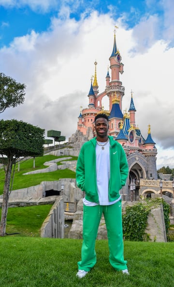 Vinicius disfruta de Disneyland Paris antes de la gala del Balón de Oro - Tikitakas