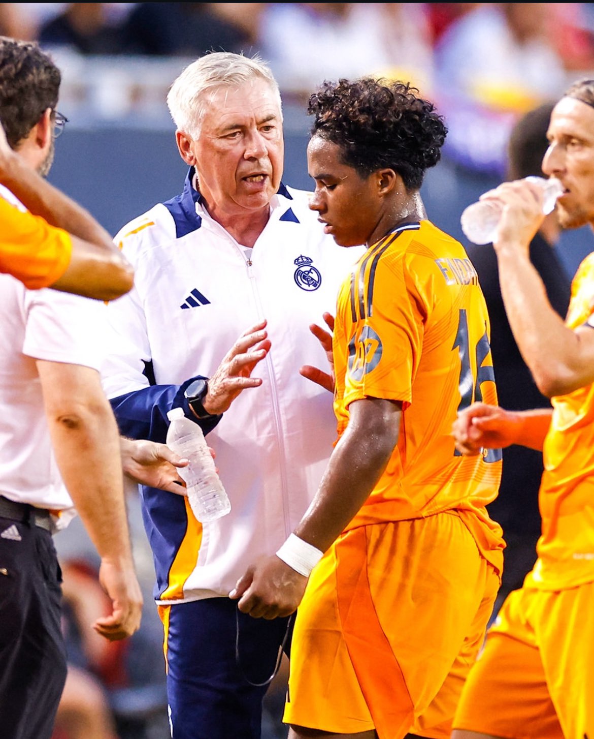 Madrid Zone trên X: "Endrick and Carlo Ancelotti during the first- half  water break. https://t.co/NTHqeaZxYN" / X