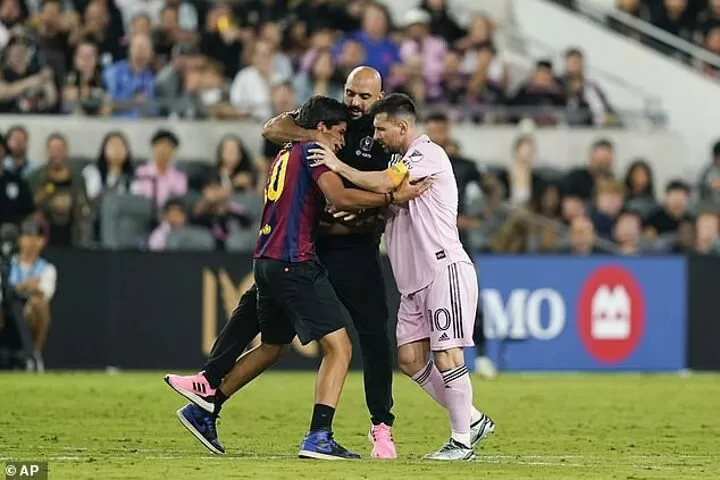 Messi's bodyguard grabs fan around the neck as he rips him away from the  star| All Football