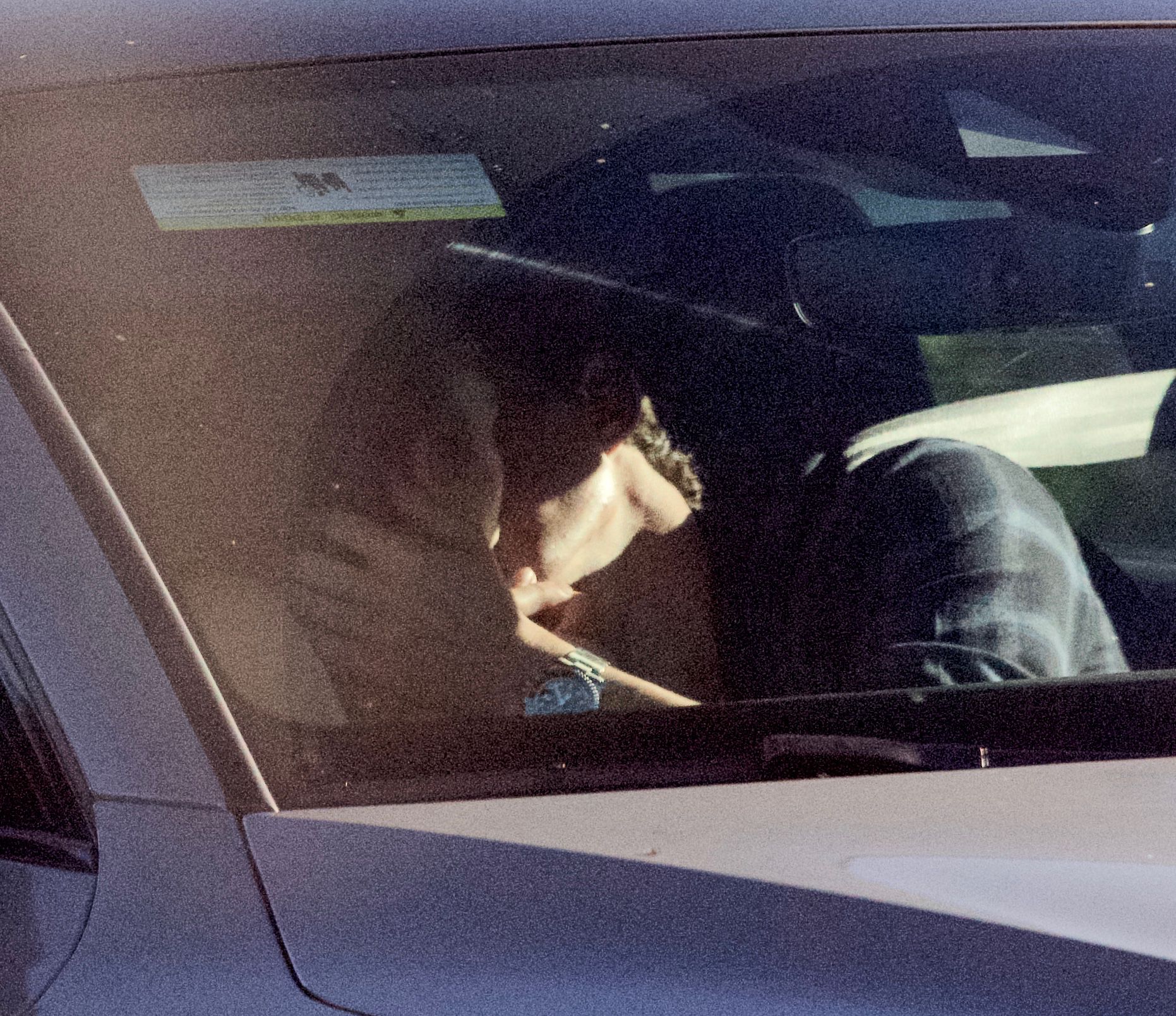 The pair were spotted locking lips until the light switched and it was time to drive again